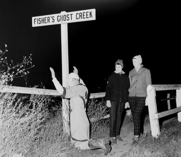 One of the large gatherings of ghost hunters at a bonfire by Fisher’s Ghost Creek in the 1950s. These attracted so many people that the notion of a “Fisher’s Ghost Festival” finally materialised.