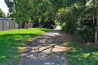 A cycleway takes you to Cumberland Rd