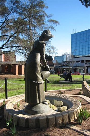 This sculpture commemorates Governor Lachlan Macquarie naming this town Campbelltown in honor of Mrs Elizabeth Macquarie, whose maiden name was Campbell
