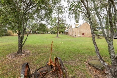 Glenalvon is perfect for small wedding ceremonies in its heritage gardens, especially when the roses are in bloom during spring