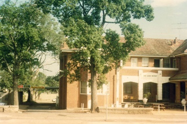 In 1973 a drive-in bottle shop was added to the Good Intent Hotel