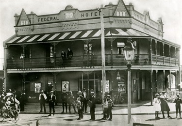 Forbes Hotel, erected in 1827 by Daniel Cooper and opened by George Tait, was renamed the Federation Hotel in 1901.