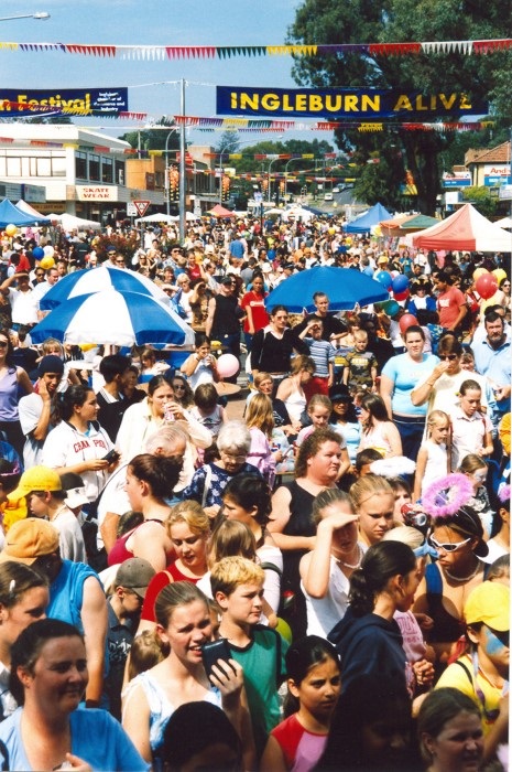 Crowds attending Ingleburn Alive