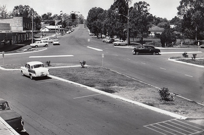 Intersection of Oxford Road and Carlisle Street, Ingleburn. Geoff Eves Collection.