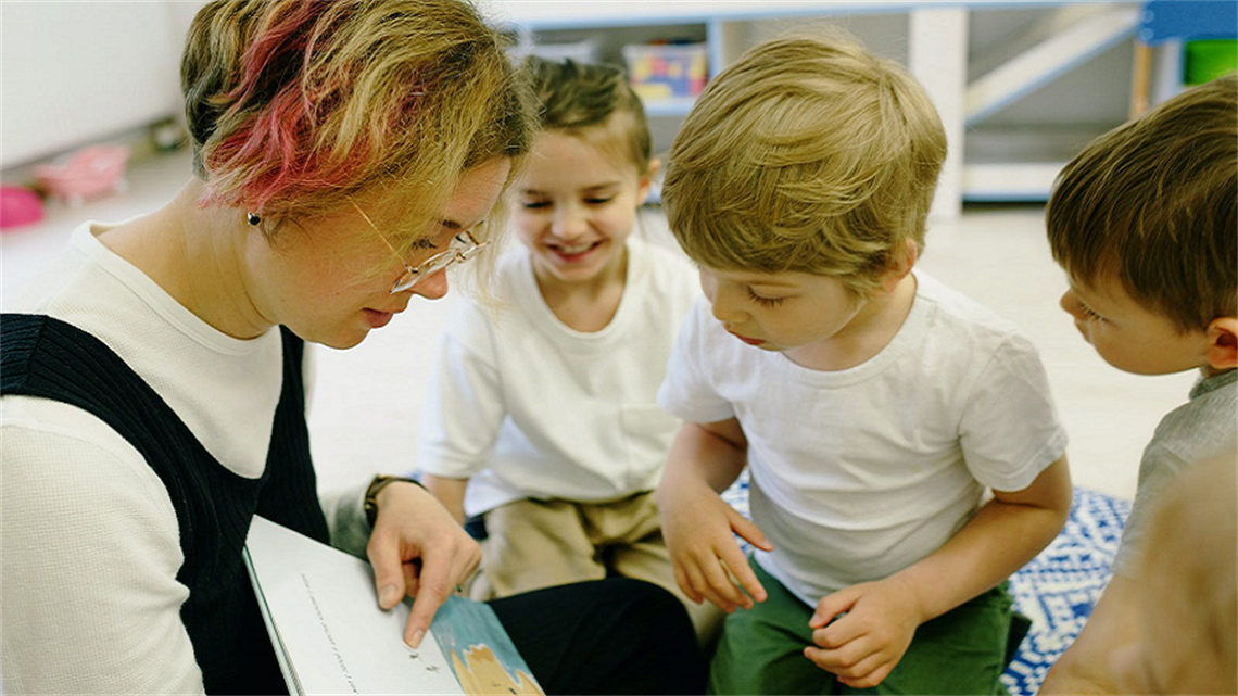 Kids reading