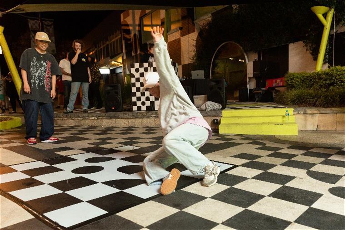 Hip Hop dancer breakdancing 